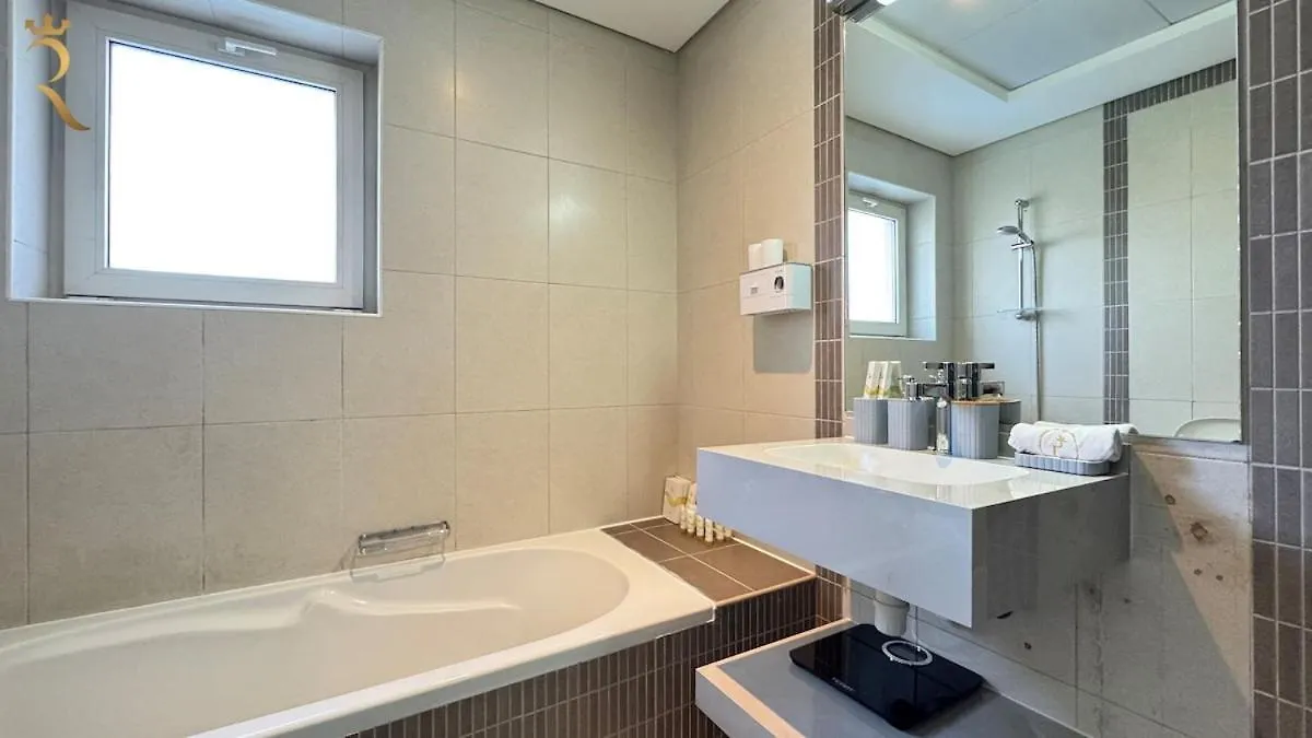 Spacious 2Br Poolside Relaxation In Al Reem Abu Dhabi Apartment